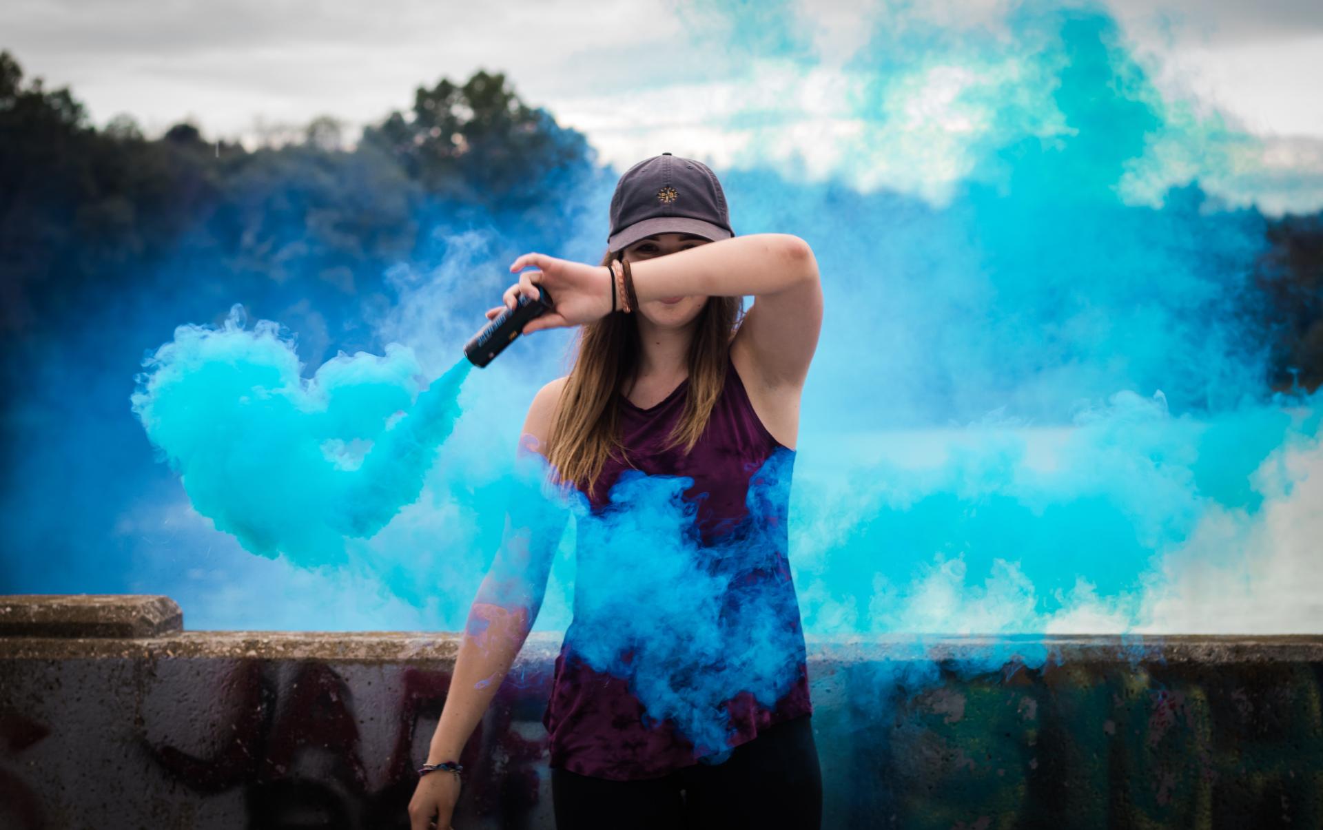 Ragazza con fumo blu foto di Trinity Kubassek